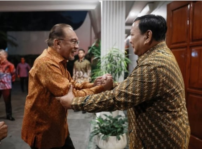 Presiden RI Prabowo sambut hangat kedatangan PM Malaysia Anwar Ibrahim di Kediaman Pribadi Kertanegara. [Instagram]
